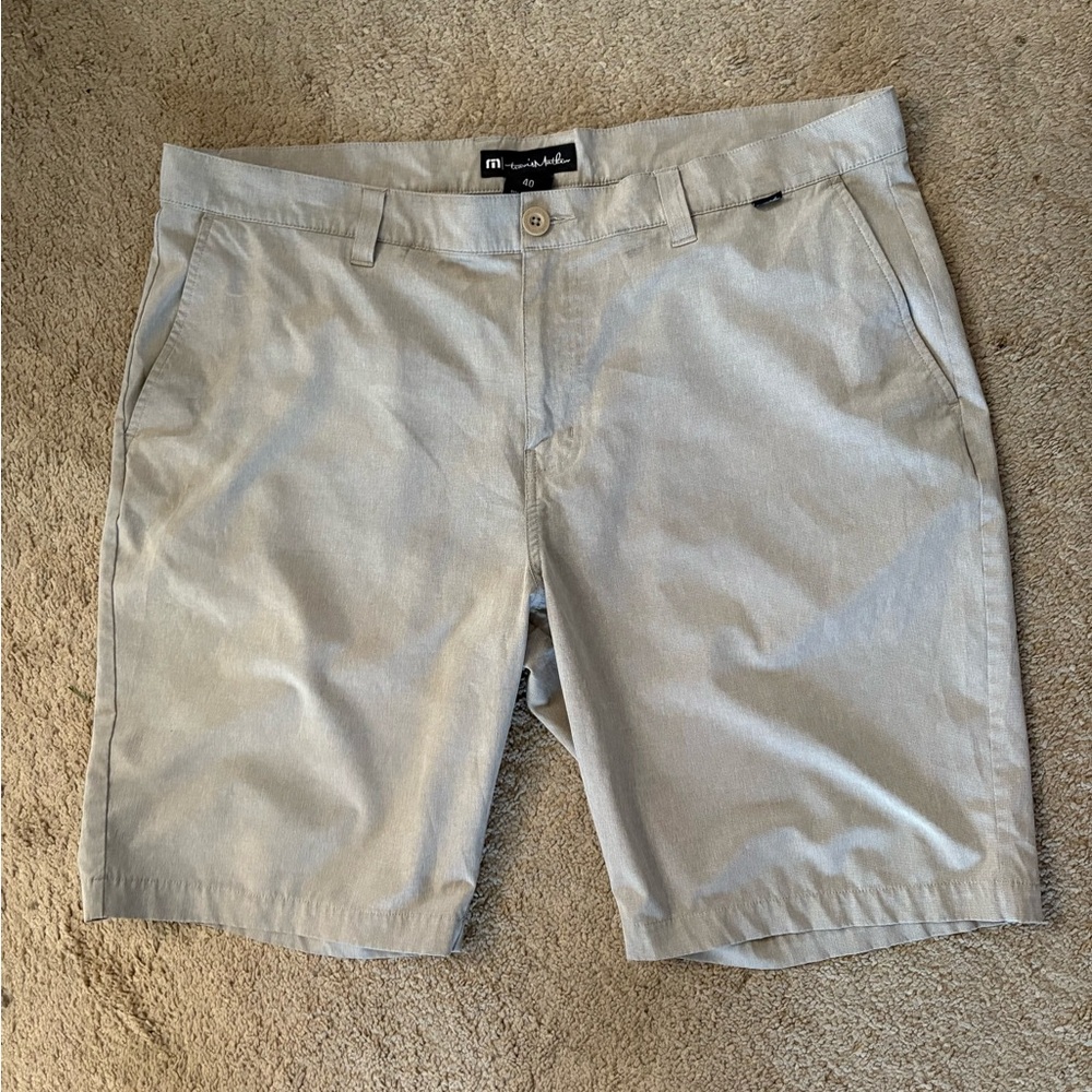 Travis Matthew Beige Golf Shorts size 40